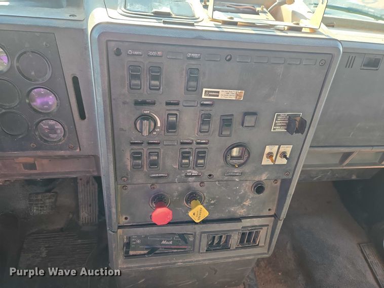 image for item ET1463 2000 Mack CH613 water truck