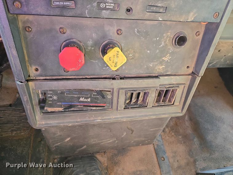 image for item ET1463 2000 Mack CH613 water truck