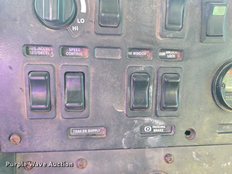 image for item ET1463 2000 Mack CH613 water truck