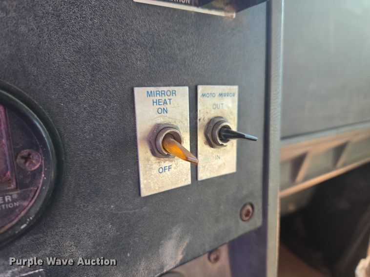 image for item ET1463 2000 Mack CH613 water truck