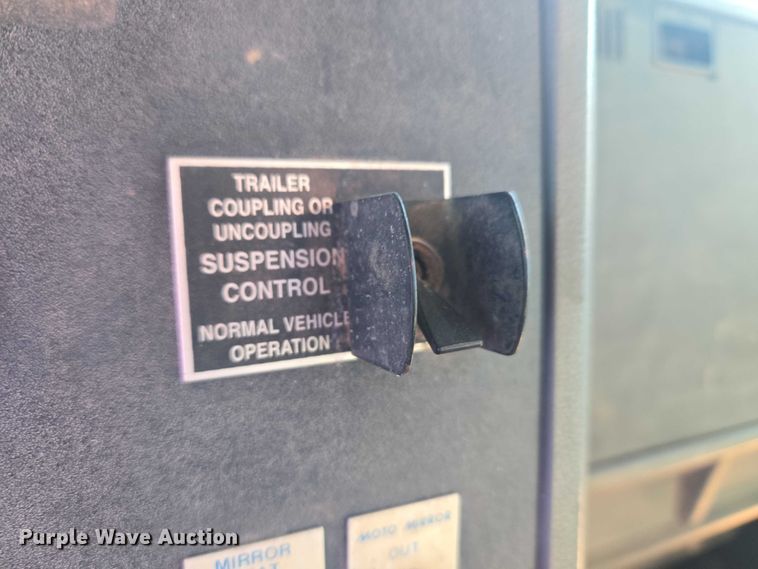 image for item ET1463 2000 Mack CH613 water truck