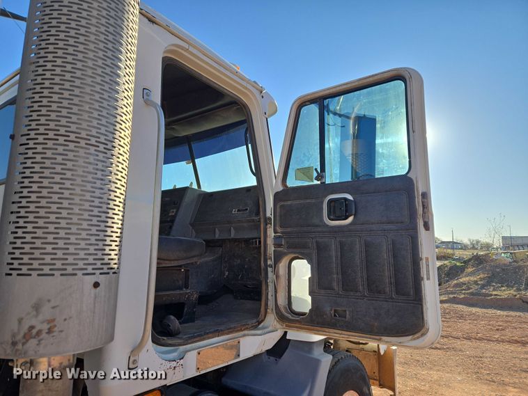 image for item ET1463 2000 Mack CH613 water truck