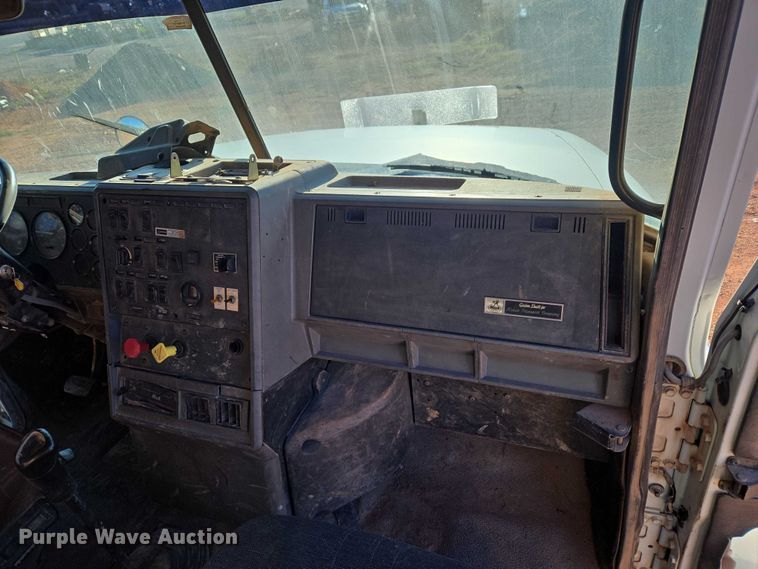 image for item ET1463 2000 Mack CH613 water truck