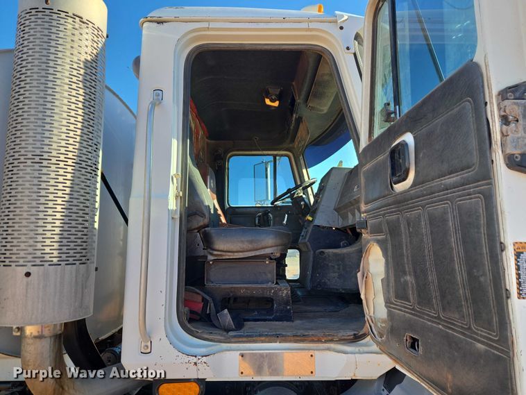 image for item ET1463 2000 Mack CH613 water truck