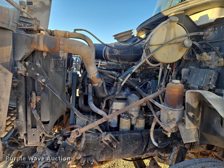 image for item ET1463 2000 Mack CH613 water truck