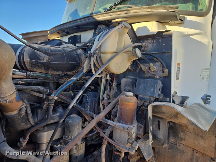 image for item ET1463 2000 Mack CH613 water truck