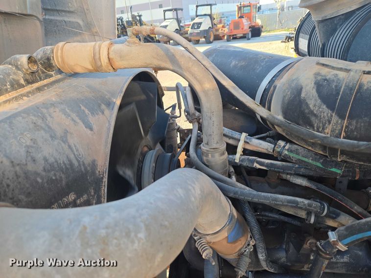 image for item ET1463 2000 Mack CH613 water truck