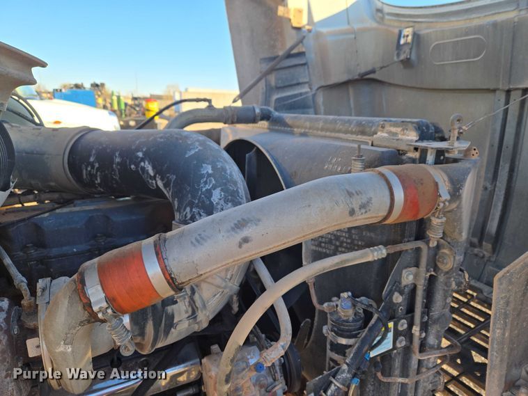 image for item ET1463 2000 Mack CH613 water truck