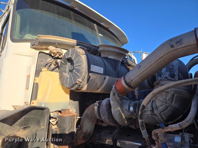 image for item ET1463 2000 Mack CH613 water truck