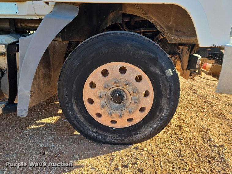 image for item ET1463 2000 Mack CH613 water truck