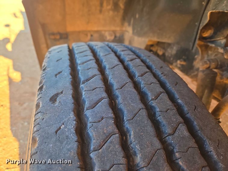 image for item ET1463 2000 Mack CH613 water truck