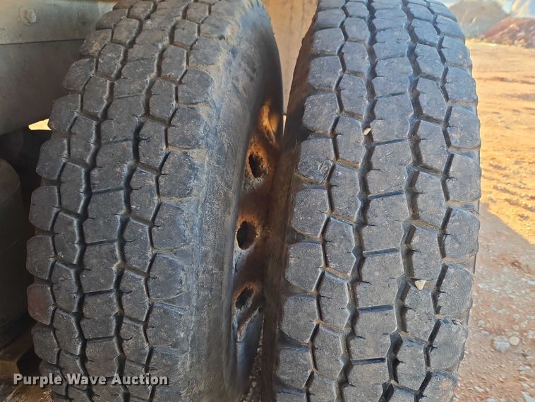 image for item ET1463 2000 Mack CH613 water truck