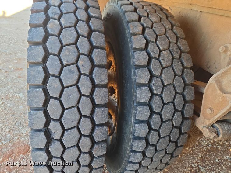 image for item ET1463 2000 Mack CH613 water truck