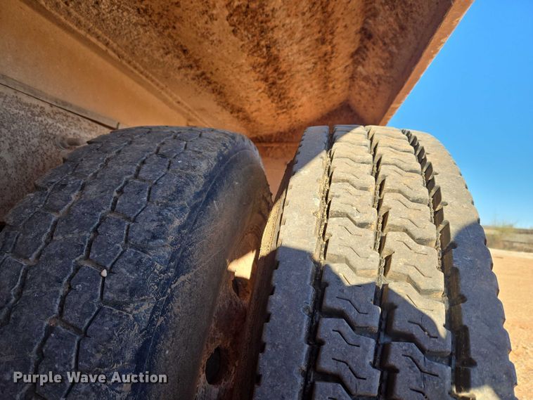 image for item ET1463 2000 Mack CH613 water truck