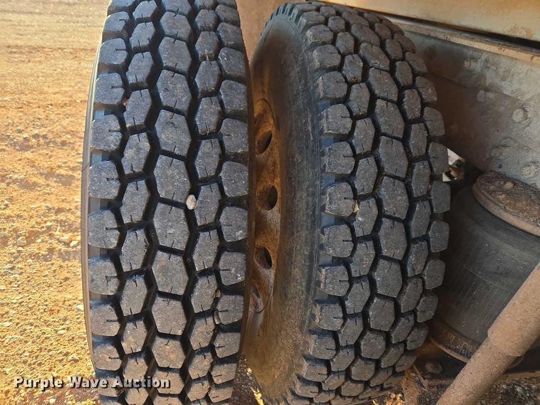 image for item ET1463 2000 Mack CH613 water truck