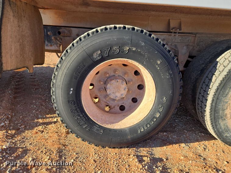 image for item ET1463 2000 Mack CH613 water truck