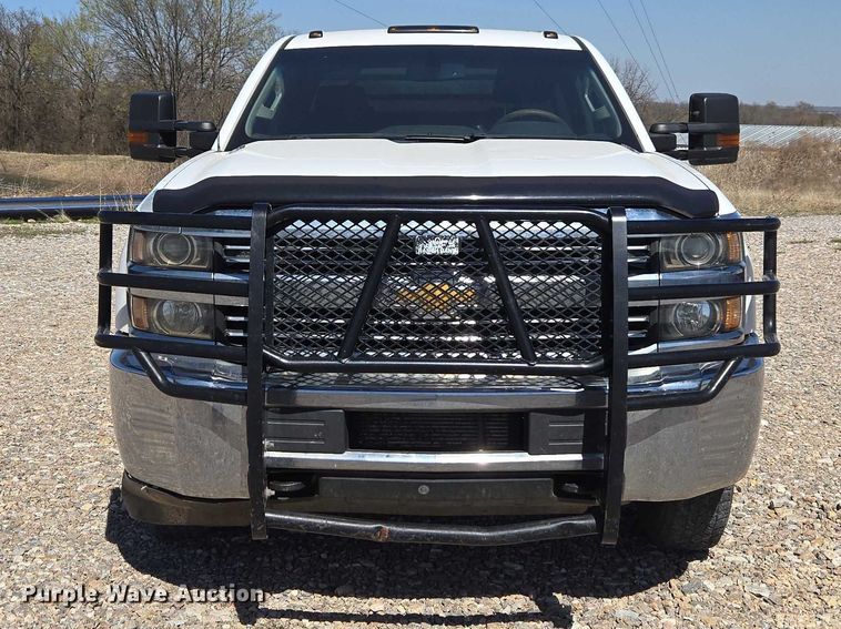 image for item ET1489 2016 Chevrolet Silverado 3500HD Crew Cab flatbed pickup truck