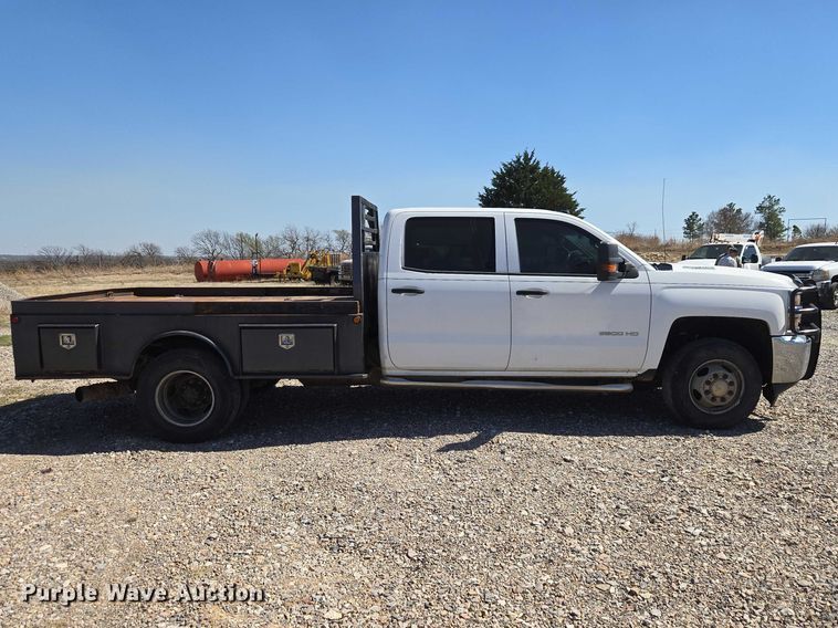image for item ET1489 2016 Chevrolet Silverado 3500HD Crew Cab flatbed pickup truck