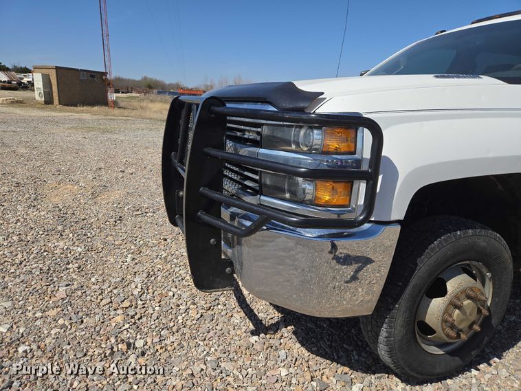 image for item ET1489 2016 Chevrolet Silverado 3500HD Crew Cab flatbed pickup truck