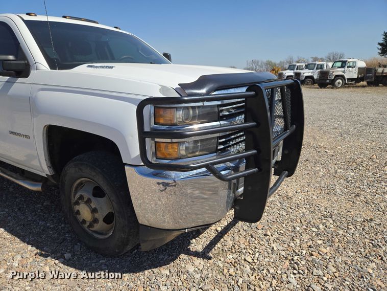 image for item ET1489 2016 Chevrolet Silverado 3500HD Crew Cab flatbed pickup truck