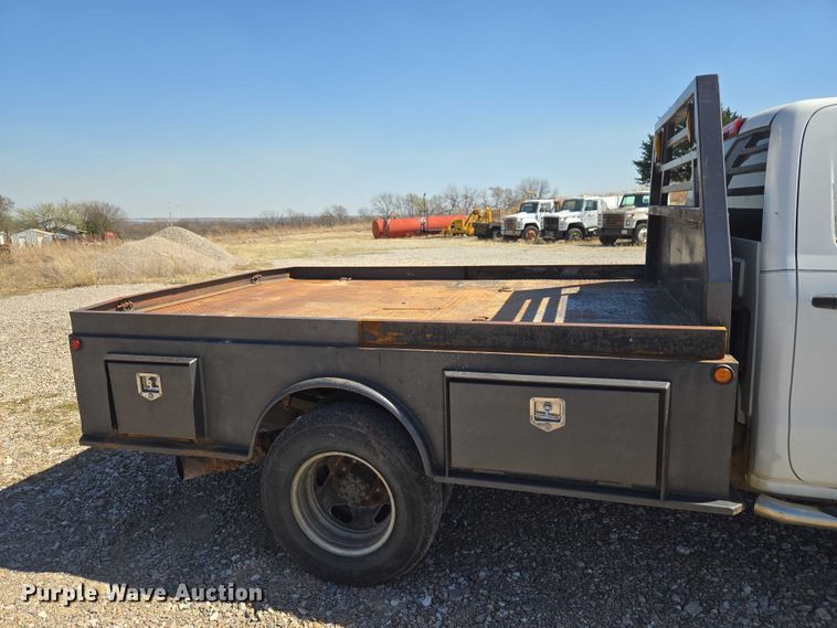 image for item ET1489 2016 Chevrolet Silverado 3500HD Crew Cab flatbed pickup truck