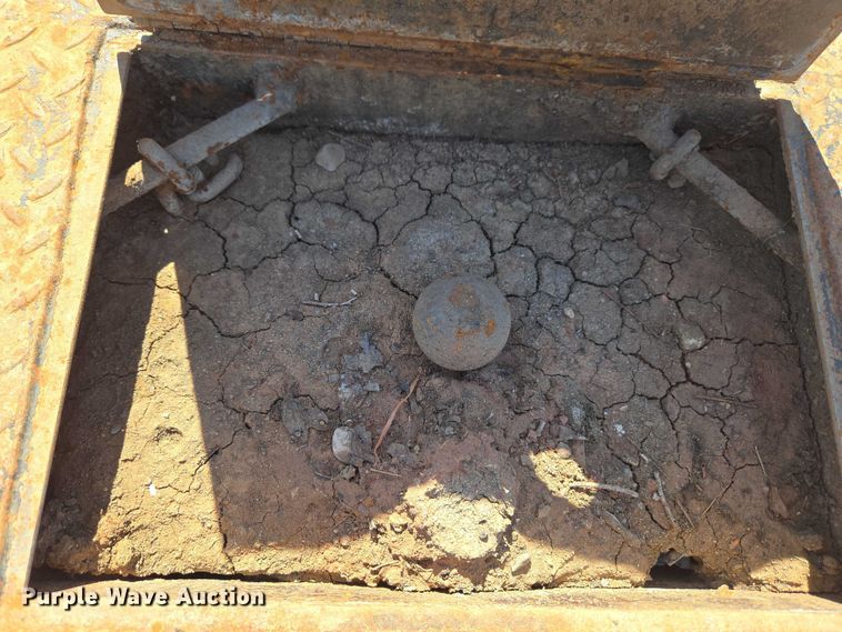 image for item ET1489 2016 Chevrolet Silverado 3500HD Crew Cab flatbed pickup truck