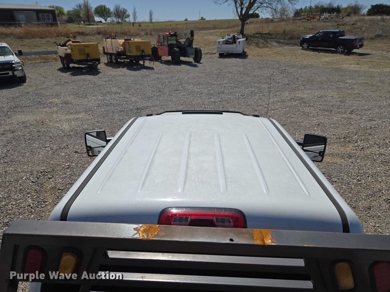 image for item ET1489 2016 Chevrolet Silverado 3500HD Crew Cab flatbed pickup truck