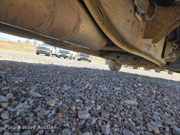 image for item ET1489 2016 Chevrolet Silverado 3500HD Crew Cab flatbed pickup truck