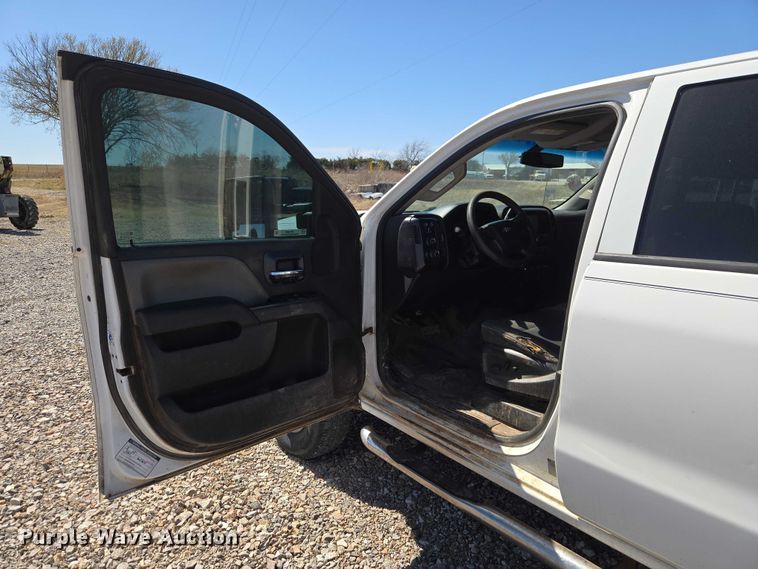 image for item ET1489 2016 Chevrolet Silverado 3500HD Crew Cab flatbed pickup truck