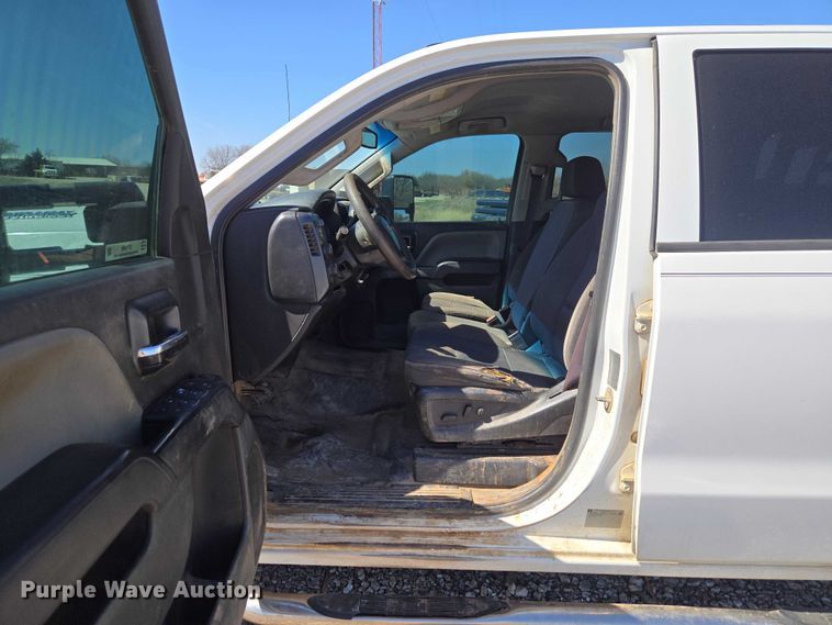 image for item ET1489 2016 Chevrolet Silverado 3500HD Crew Cab flatbed pickup truck