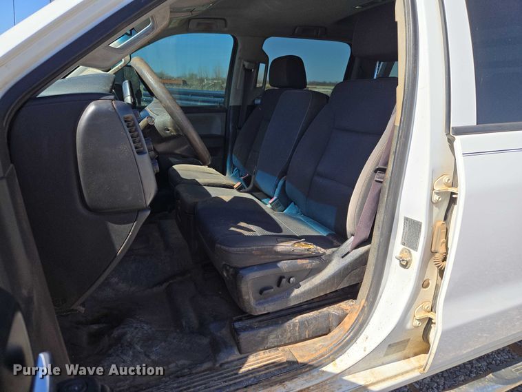 image for item ET1489 2016 Chevrolet Silverado 3500HD Crew Cab flatbed pickup truck