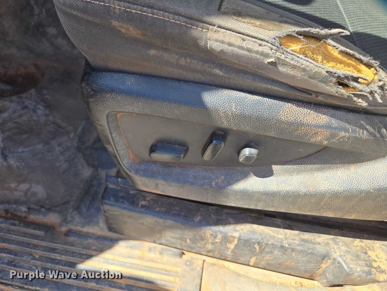 image for item ET1489 2016 Chevrolet Silverado 3500HD Crew Cab flatbed pickup truck