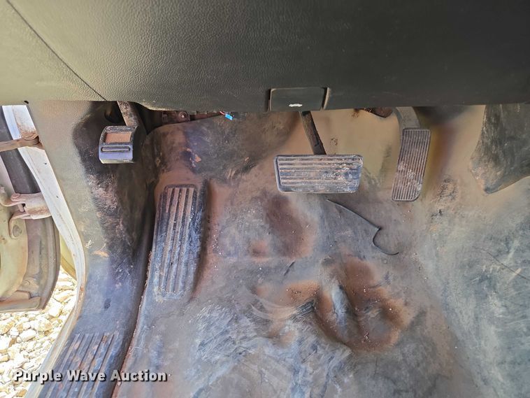 image for item ET1489 2016 Chevrolet Silverado 3500HD Crew Cab flatbed pickup truck