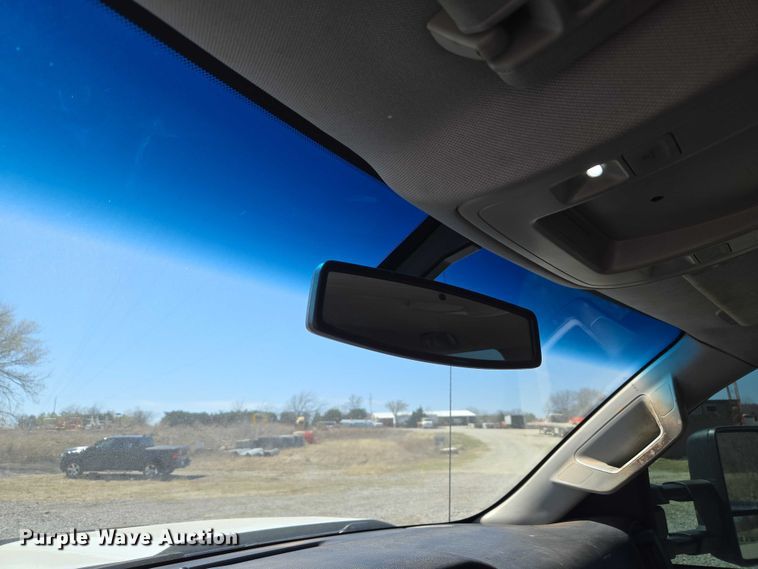 image for item ET1489 2016 Chevrolet Silverado 3500HD Crew Cab flatbed pickup truck