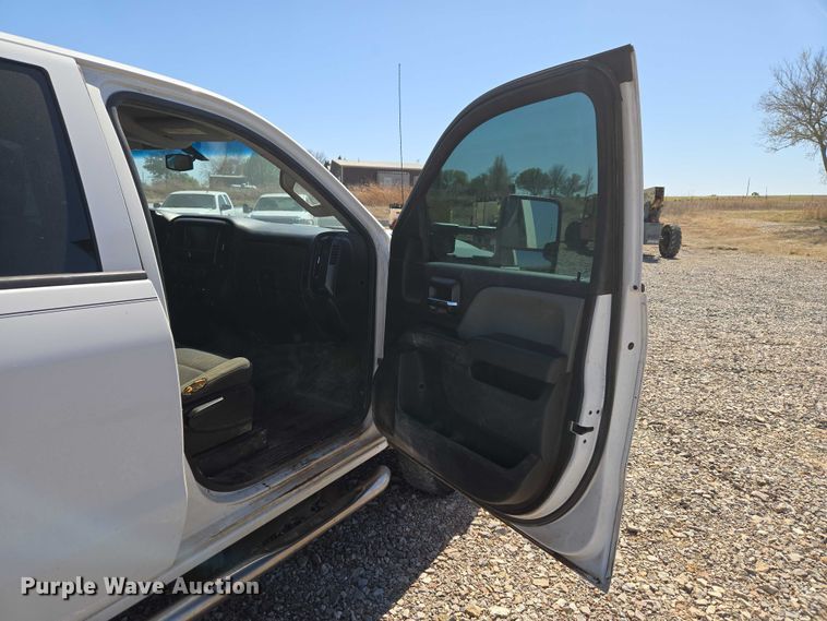 image for item ET1489 2016 Chevrolet Silverado 3500HD Crew Cab flatbed pickup truck