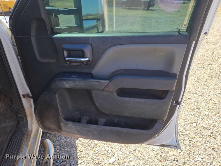 image for item ET1489 2016 Chevrolet Silverado 3500HD Crew Cab flatbed pickup truck