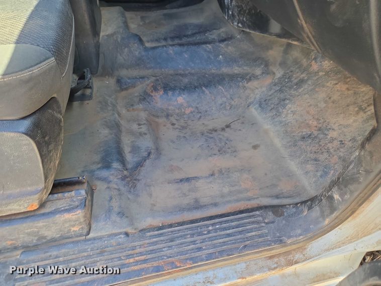 image for item ET1489 2016 Chevrolet Silverado 3500HD Crew Cab flatbed pickup truck