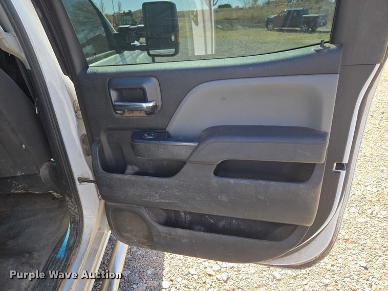 image for item ET1489 2016 Chevrolet Silverado 3500HD Crew Cab flatbed pickup truck