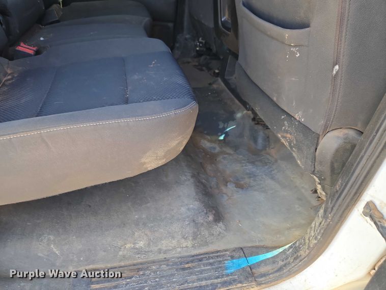 image for item ET1489 2016 Chevrolet Silverado 3500HD Crew Cab flatbed pickup truck