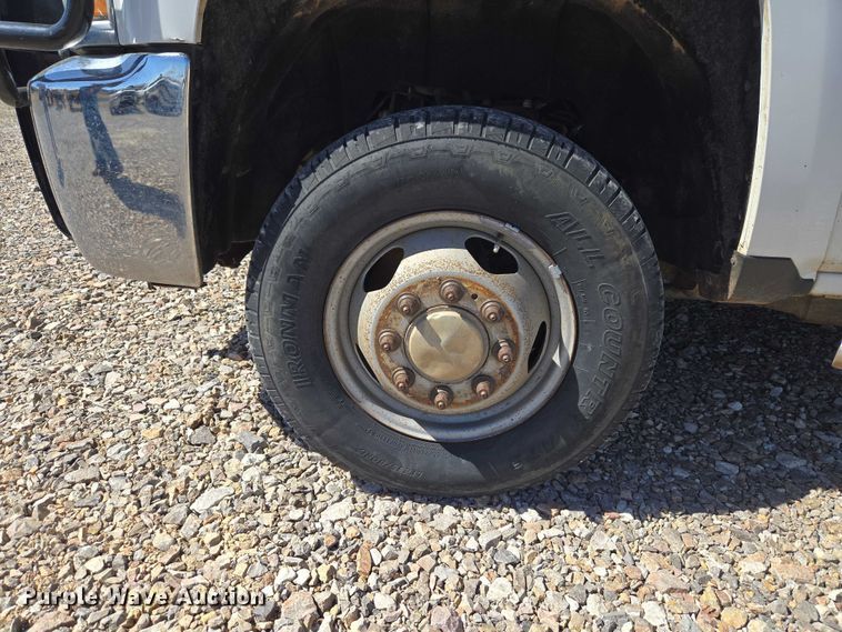 image for item ET1489 2016 Chevrolet Silverado 3500HD Crew Cab flatbed pickup truck