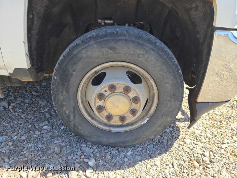 image for item ET1489 2016 Chevrolet Silverado 3500HD Crew Cab flatbed pickup truck