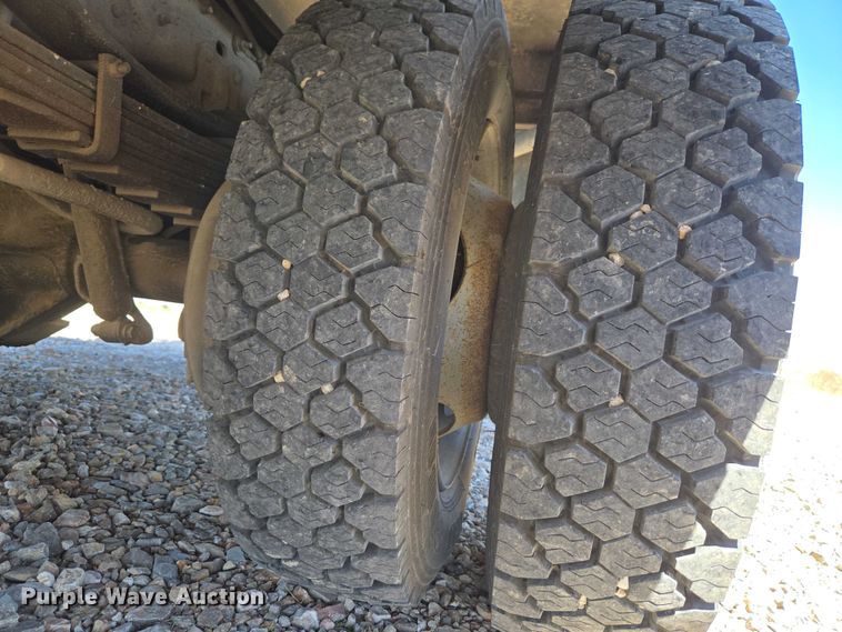 image for item ET1490 2001 Ford F450 Super Duty XL utility / service truck