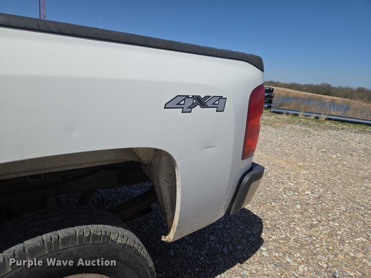 image for item ET1491 2011 Chevrolet Silverado 2500HD  Ext. Cab pickup truck