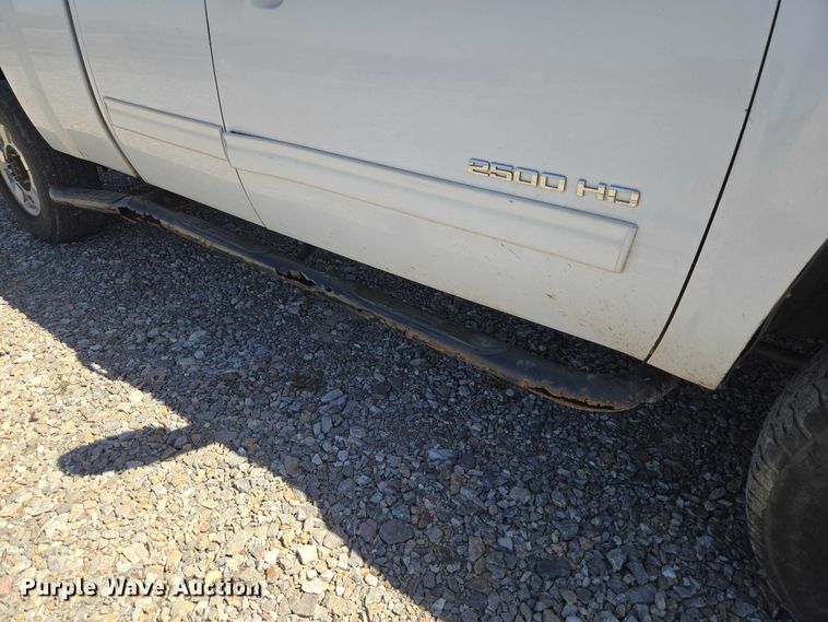 image for item ET1491 2011 Chevrolet Silverado 2500HD  Ext. Cab pickup truck