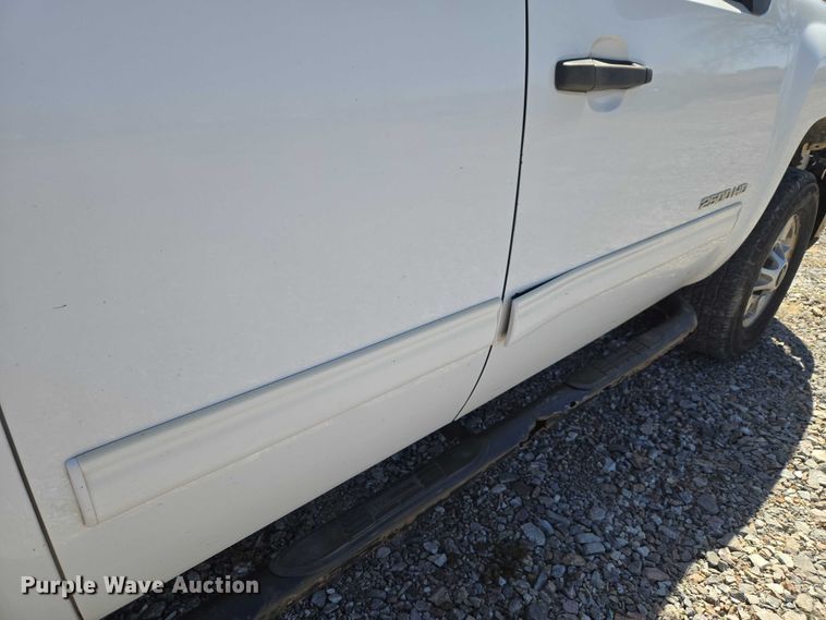 image for item ET1491 2011 Chevrolet Silverado 2500HD  Ext. Cab pickup truck