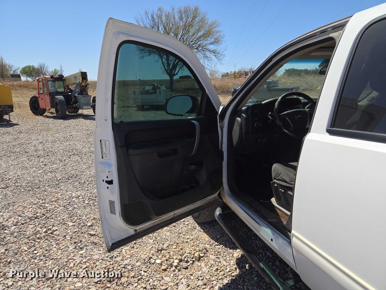 image for item ET1491 2011 Chevrolet Silverado 2500HD  Ext. Cab pickup truck