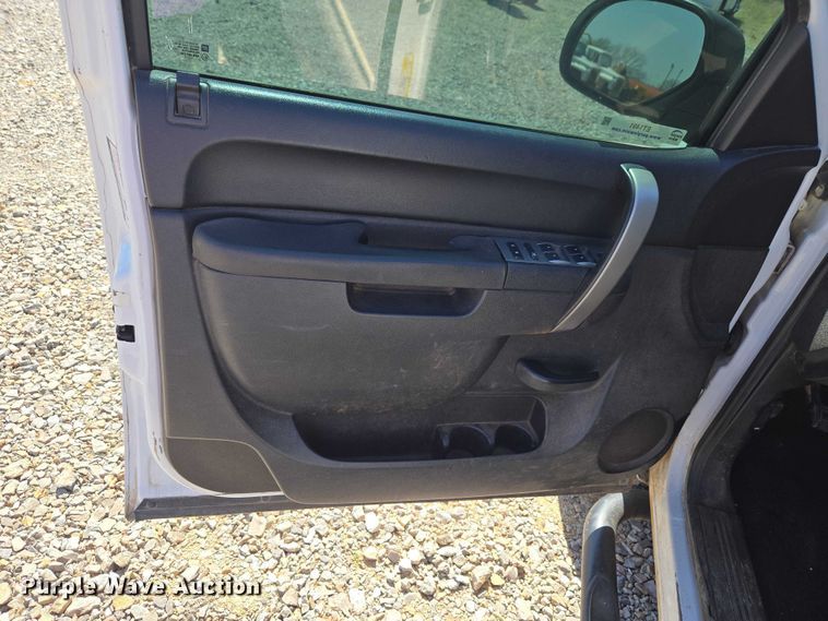 image for item ET1491 2011 Chevrolet Silverado 2500HD  Ext. Cab pickup truck