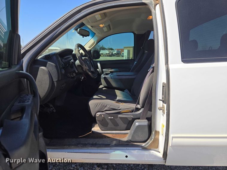 image for item ET1491 2011 Chevrolet Silverado 2500HD  Ext. Cab pickup truck