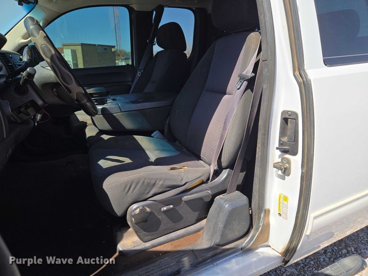 image for item ET1491 2011 Chevrolet Silverado 2500HD  Ext. Cab pickup truck