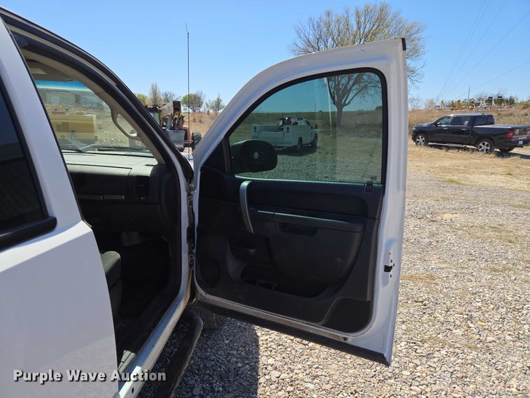 image for item ET1491 2011 Chevrolet Silverado 2500HD  Ext. Cab pickup truck